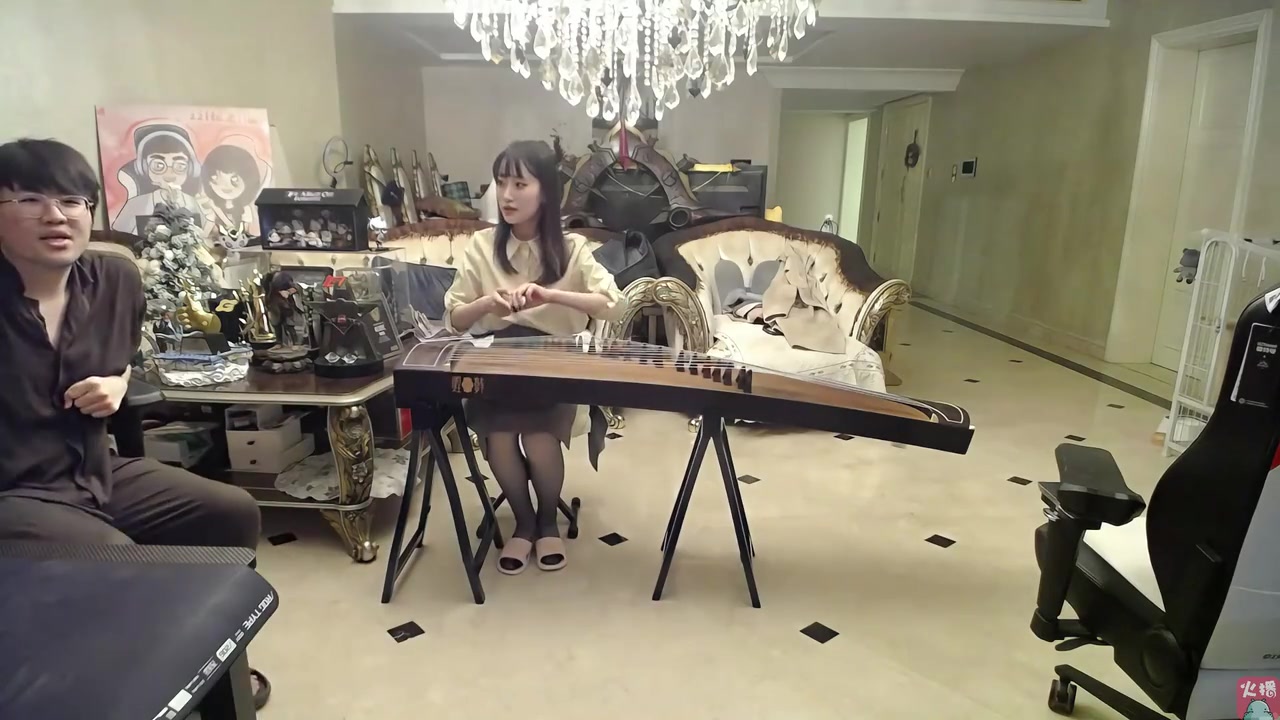 谈球吧体育app下载姿态看Kinko黑丝弹古筝优雅至极：好有感觉，跟电视剧电影里一样