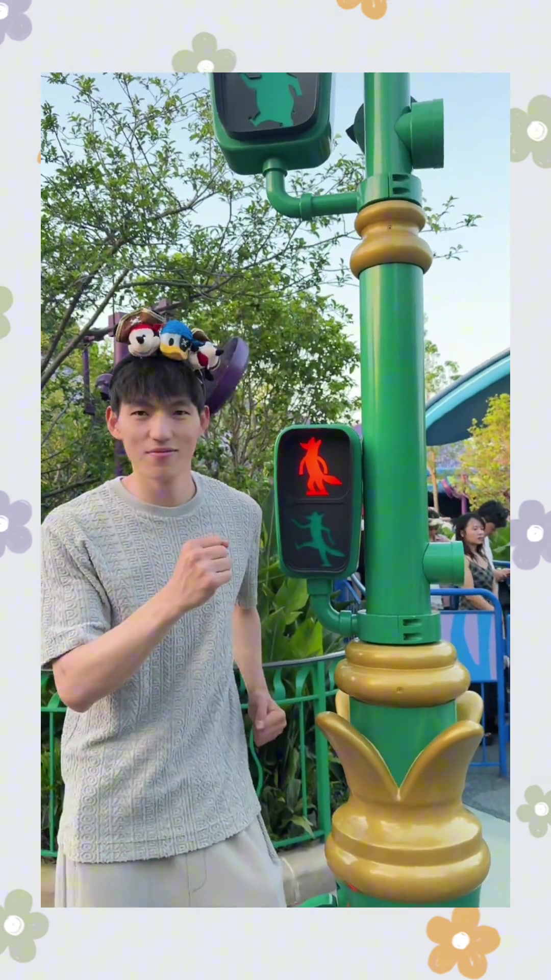 谈球吧(中国)官方网站吴前妻子晒视频打卡迪士尼：加起来六十岁的人寻找童心